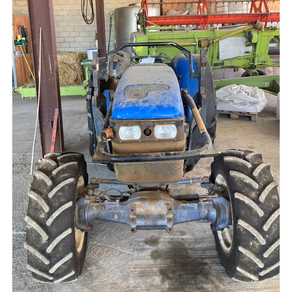 Trattore New Holland TN 90F con Caricatore Frontale Sigma 4